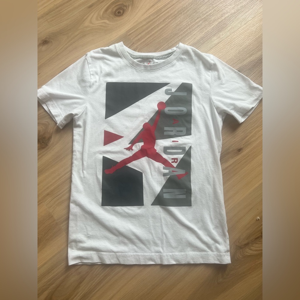 Boys Nike shirt size medium (boys 10/12)